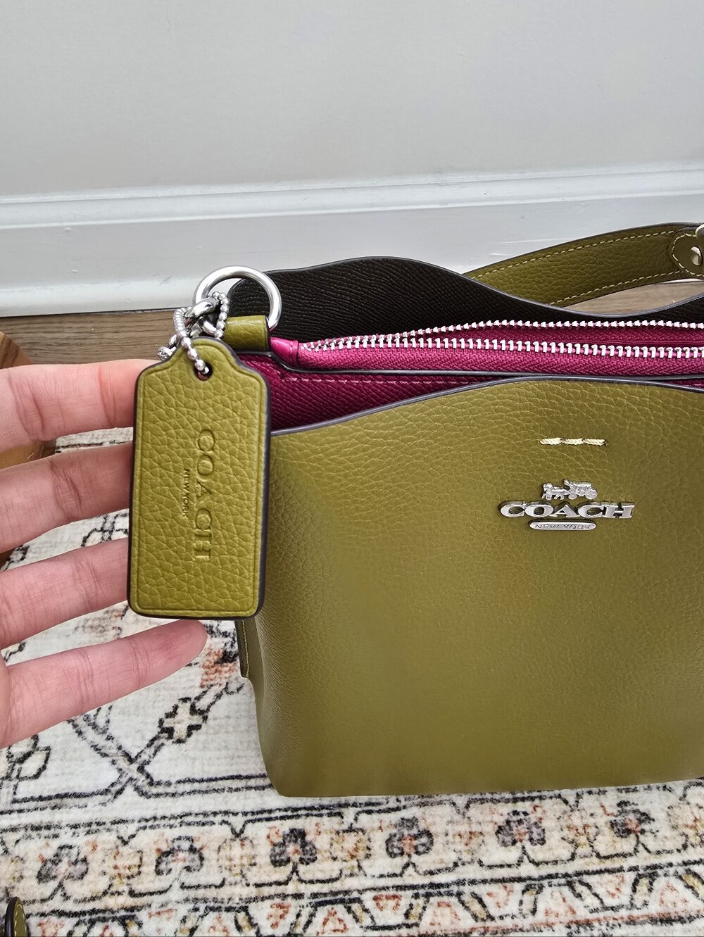 ๐ COACH Olive Green Leather Shoulder & Bucket Bag with Fuchsia Zip Accent ๐ - Picture 2 of 4